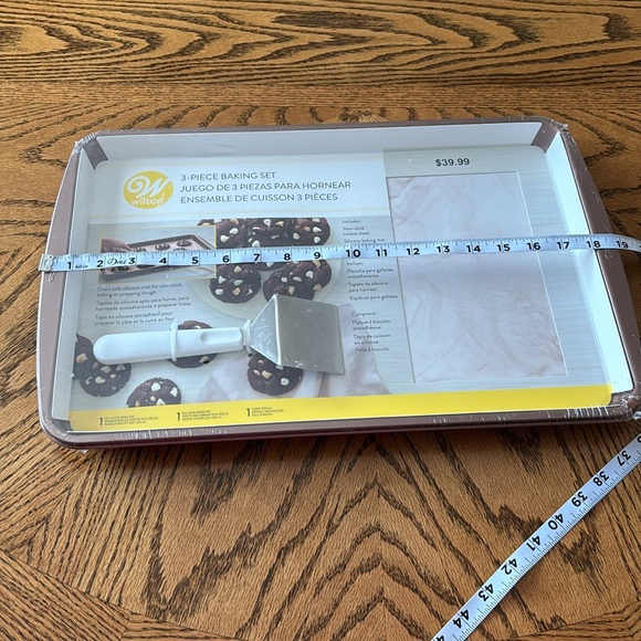 Wilton 3-Piece Baking Set = cookie sheet, baking mat and spatula - Picture 4 of 7